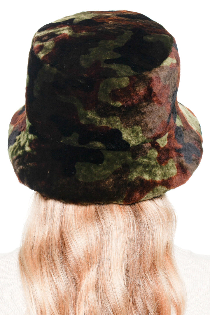 Rear view of camouflage sheepskin fur bucket hat – warm lambskin winter cap with full camo pattern, unisex handmade outdoor accessory.